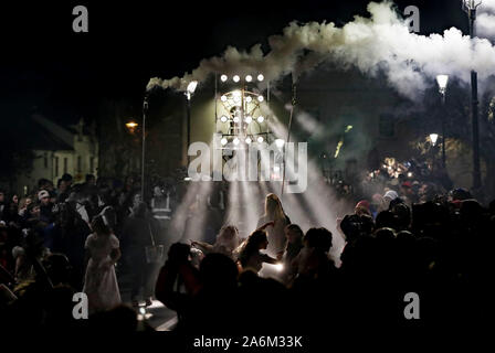 Menschenmassen beobachten die Macnas Halloween Parade seine Weise durch das Stadtzentrum von Galway. PA-Foto. Bild Datum: Sonntag, 27. Oktober 2019. Die Parade wurde mit dem Titel Danse Macabre. Siehe PA Geschichte soziale Halloween. Photo Credit: Niall Carson/PA-Kabel Stockfoto