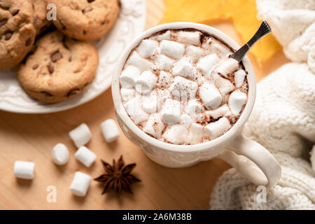 Tasse heiße Schokolade mit Marshmallows und Chocolate Chip Cookies auf Holztisch, Ansicht von oben