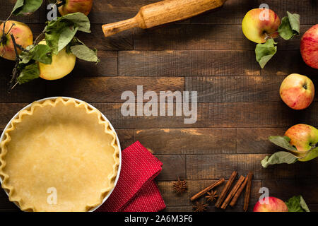 Apfelkuchen Teig auf hölzernen Tisch. Kochen, essen Hintergrund, Rahmen Komposition mit kopieren. Tabelle Ansicht von oben Stockfoto