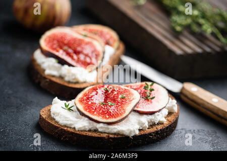 Roggen Brot Snack Toast mit weichen, weißen Käse und Feigen. Gesunde vegetarische Vorspeise Stockfoto