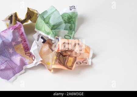 Zerknitterte euro Geld. Europäische Währung Rechnungen von 50, 100, 200 und 500 Euro auf weißem Hintergrund. Selektive konzentrieren. Geld wert, internationalen, stark Stockfoto