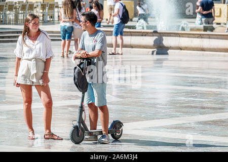 Valencia Spanien, lateinamerikanisches Latino, Ciutat Vella, Altstadt, Altstadt, Plaza de la Virgen, öffentlicher Platz, Brunnen, Mann Männer Erwachsene Erwachsene Erwachsene, Frau w Stockfoto