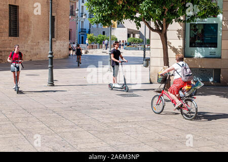 Valencia Spanien Hispanic, Ciutat Vella, Altstadt, Altstadt, Plaza del Palau, Platz des Erzbischofs, Mann, Frau, Elektroroller, Fahrrad, grüner Transportweg Stockfoto