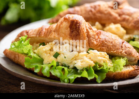 Ei Salat croissant Sandwich auf Platte, Detailansicht Stockfoto