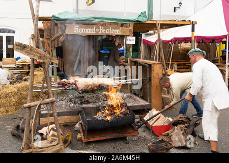 Ein Schaf am Spieß braten mit Take away am Mittelalterfest Eggenburg, Österreichs größte mittelalterliche Veranstaltung Stockfoto