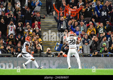 London, Großbritannien. 27. Oktober 2019. Bengals zurück laufen, Joe Mixon (28) feiert einen Touchdown während der NFL Spiel Cincinnati Bengals v Los Angeles Rams im Wembley Stadium, Spiel 3 der NFL in diesem Jahr London Spielen. Credit: Stephen Chung/Alamy leben Nachrichten Stockfoto