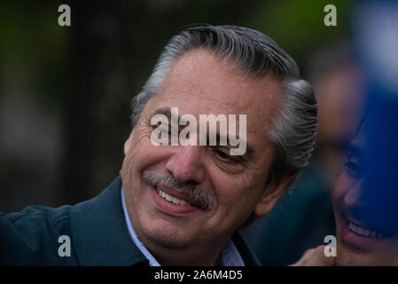 Buenos Aires, Argentinien. 27 Okt, 2019. Präsidentschaftskandidat für die "Vordere aller "Partei, Alberto Fernandez nimmt seinen Hund Dylan duringorning gehen, bevor es zu den Wahlen presidentialtial in Buenos Aires, Argentinien, Sonntag, 27. Oktober 2019. Credit: Mario De Fina/FotoArena/Alamy leben Nachrichten Stockfoto