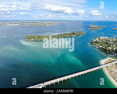 Luftaufnahme der Brücke zwischen Anna Maria Island und Longboat Key, Sperre Insel auf der Florida Gulf Coast. Manatee County. USA Stockfoto