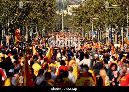 Die Demonstranten halten Fahnen von Spanien während der Demonstration. Rund 80.000 Menschen nach Angaben der lokalen Polizei von dem katalanischen Zivilgesellschaft beschworen in Barcelona für die Einheit Spaniens und gegen den Prozess der Unabhängigkeit der Katalanischen Regierung demonstrieren. Stockfoto