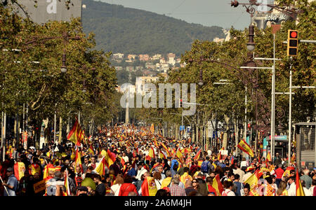 Die Demonstranten halten Fahnen von Spanien während der Demonstration. Rund 80.000 Menschen nach Angaben der lokalen Polizei von dem katalanischen Zivilgesellschaft beschworen in Barcelona für die Einheit Spaniens und gegen den Prozess der Unabhängigkeit der Katalanischen Regierung demonstrieren. Stockfoto