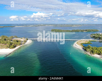 Luftaufnahme der Brücke zwischen Anna Maria Island und Longboat Key, Sperre Insel auf der Florida Gulf Coast. Manatee County. USA Stockfoto