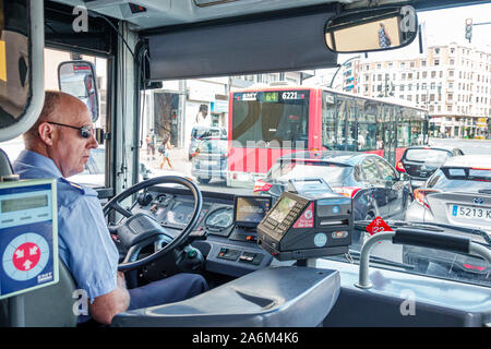 Valencia Spanien, Spanisch Latino, Ciutat Vella, Altstadt, historisches Zentrum, Bus, Innenraum, öffentliche Verkehrsmittel, Mann Männer männliche Erwachsene, Fahrer Stockfoto
