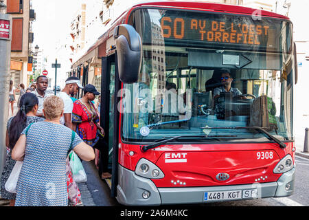 Valencia Spanien Hispanic,Ciutat Vella,Altstadt,Altstadt,Empresa Municipal de Transportes,Stadtbus,Schwarz,Mann,Frau,Boarding,Fahrer,Passagiere,Bus Stockfoto