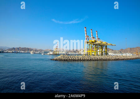 Segeln in den kommerziellen Handel Port Sultan Qaboos, Muscat, Oman, Naher Osten. Stockfoto