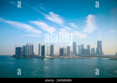 Die Skyline der Stadt vom Meer umgeben. Vielen skyscrappers, Büro & Gebäude tower über die Landschaft, Abu Dhabi, Vereinigte Arabische Emirate. Stockfoto