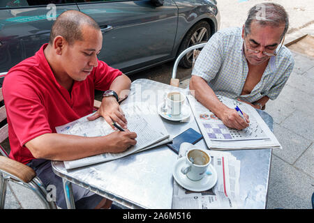 Valencia Spanien, lateinamerikanisches Latino, Trinitat, Straßencafé, Mann Männer Erwachsene Erwachsene, Freunde, Entspannung, Kreuzworträtsel, Kaffee trinken, hispanisch Stockfoto