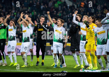 27. Oktober 2019, Nordrhein-Westfalen, Mönchengladbach: Fußball: Bundesliga, Borussia Mönchengladbach - Eintracht Frankfurt 9 Spieltag im Borussia-Park. Die Gladbacher Spieler jubeln nach dem Spiel. Foto: Marius Becker/dpa - WICHTIGER HINWEIS: In Übereinstimmung mit den Anforderungen der DFL Deutsche Fußball Liga oder der DFB Deutscher Fußball-Bund ist es untersagt, zu verwenden oder verwendet Fotos im Stadion und/oder das Spiel in Form von Bildern und/oder Videos - wie Foto Sequenzen getroffen haben. Stockfoto