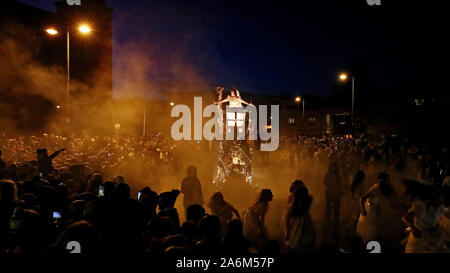 Menschenmassen beobachten die Macnas Halloween Parade seine Weise durch das Stadtzentrum von Galway. PA-Foto. Bild Datum: Sonntag, 27. Oktober 2019. Die Parade wurde mit dem Titel Danse Macabre. Siehe PA Geschichte soziale Halloween. Photo Credit: Niall Carson/PA-Kabel Stockfoto