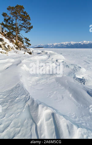 Winter-Blick auf Ushkany-Inseln und Baikalsee in Russland Stockfoto