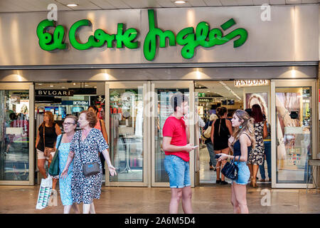 Valencia Spanien Hispanic, Ciutat Vella, Altstadt, Altstadt, Plaza de los Pinazo, El Corte Ingles, Kaufhaus, Eingang, Mann, Frau, Hispanic, ES19082 Stockfoto