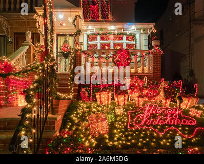 New York, USA, 27. Dezember 2017. berühmten riesigen weihnachtsschmuck der Häuser in der Nachbarschaft von dyker Heights, Brooklyn, New York Stockfoto