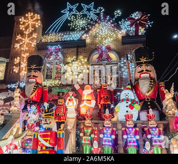 New York, USA, 27. Dezember 2017. berühmten riesigen weihnachtsschmuck der Häuser in der Nachbarschaft von dyker Heights, Brooklyn, New York Stockfoto