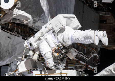 NASA-Astronaut Christina Koch arbeitet, während in der Nähe der Port 6 Truss Segment der Internationalen Raumstation tethered ältere Wasserstoff - nickel Batterien durch neuere, leistungsfähigere Lithium-Ionen-Akkus zu ersetzen, während der Oktober 11, 2019, spacewalk. Stockfoto