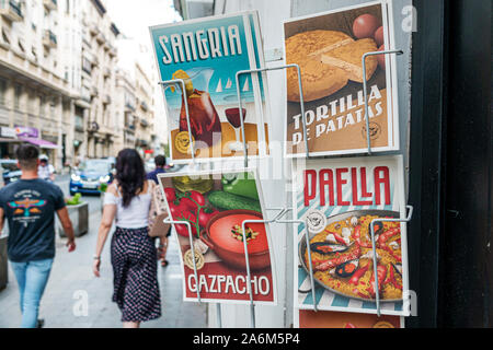 Valencia Spanien, Ciutat Vella, Altstadt, Altstadt, Calle de la Paz, Geschäfte, Souvenirladen, Postkarten, typische spanische Spezialitäten, Gazpacho, paell Stockfoto