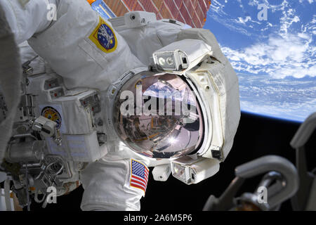 Astronaut Christina Koch während eines spacewalk Stockfoto