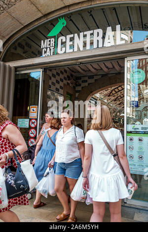 Valencia Spanien,Ciutat Vella,Altstadt,Altstadt,Mercat Central,Zentralmarkt,Außenansicht,Valencianische Jugendstilarchitektur,Eingang,Frauen Stockfoto