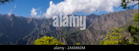 Vulkanische Landschaft und Pinienwald an Astronomie sicht Llanos del Jable, La Palma, Kanarische Inseln, Spanien Stockfoto