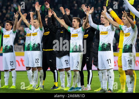 27. Oktober 2019, Nordrhein-Westfalen, Mönchengladbach: Fußball: Bundesliga, Borussia Mönchengladbach - Eintracht Frankfurt 9 Spieltag im Borussia-Park. Die Gladbacher Spieler jubeln nach dem Spiel. Foto: Marius Becker/dpa - WICHTIGER HINWEIS: In Übereinstimmung mit den Anforderungen der DFL Deutsche Fußball Liga oder der DFB Deutscher Fußball-Bund ist es untersagt, zu verwenden oder verwendet Fotos im Stadion und/oder das Spiel in Form von Bildern und/oder Videos - wie Foto Sequenzen getroffen haben. Stockfoto