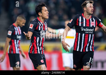 27. Oktober 2019, Nordrhein-Westfalen, Mönchengladbach: Fußball: Bundesliga, Borussia Mönchengladbach - Eintracht Frankfurt 9 Spieltag im Borussia-Park. Die Frankfurter Makoto Hasebe (l) und David Abraham reagieren während des Spiels. Foto: Marius Becker/dpa - WICHTIGER HINWEIS: In Übereinstimmung mit den Anforderungen der DFL Deutsche Fußball Liga oder der DFB Deutscher Fußball-Bund ist es untersagt, zu verwenden oder verwendet Fotos im Stadion und/oder das Spiel in Form von Bildern und/oder Videos - wie Foto Sequenzen getroffen haben. Stockfoto