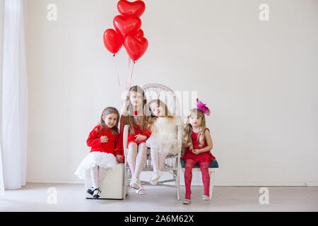 Kinder mit rote Luftballons zum Geburtstag im Innenraum Stockfoto