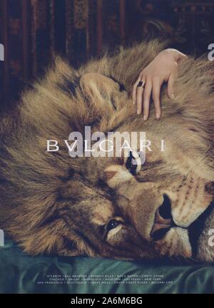 Plakat werbung BVLGARI Fashion House mit Rachel Weisz in Papier Magazin von 2011 Jahr, Werbung, kreative BVLGARI Anzeige von 2010 s Stockfoto