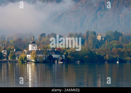 Außenansicht von Schloss Ort in Gmunden, OÖ, Österreich, an einem sonnigen Tag im Herbst Stockfoto
