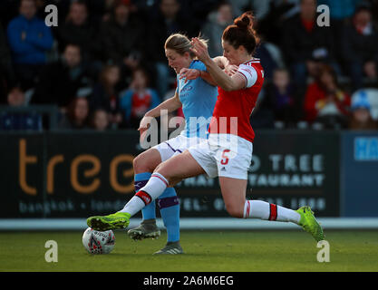 Jennifer Beattie von Arsenal (rechts) und Ellen White von Manchester City kämpfen während des Women's Super League-Spiels im Meadow Park, Borehamwood, um den Ball. Stockfoto