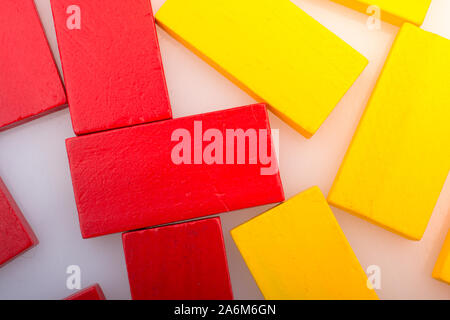 Bunte Domino Bausteine auf weißem Hintergrund Stockfoto