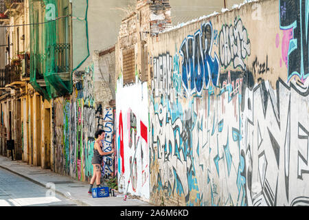 Valencia Spanien, Ciutat Vella, Altstadt, historisches Viertel, Calle Liria, Graffiti, Straßenkünstler, Malerei, Frau, Hispanic, ES190830079 Stockfoto