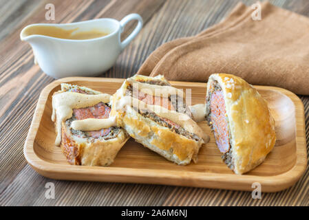 Scheiben von Beef Wellington auf einer Platte Stockfoto