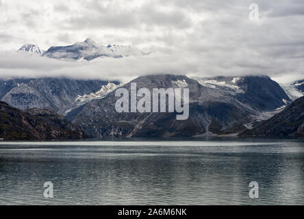 Berge, Gletscher und Urstromtäler Glaicier Nationalpark in Alaska Stockfoto