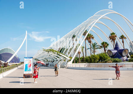 Valencia Spanien, Ciudad de las Artes y las Ciencias, Stadt der Künste und Wissenschaften, L'Umbracle, Santiago Calatrava, Architektur, Assut de l'Or-Brücke, L'Agora, PR Stockfoto