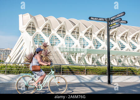 Valencia Spanien, las Artes y las Ciencias, Stadt der Künste und Wissenschaften, Principe Felipe Prince Philip Wissenschaftsmuseum, Santiago Calatrava, Architektur, Frau, RID Stockfoto