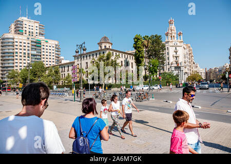 Valencia Spanien, Carrer de Xativa, Blick auf Casa del Chavo, Gebäude des Nationalen Pensionsinstituts, Uhr, Turm, Außenansicht, Instituto Lluis Vives, Kuppel, Fußgänger Stockfoto