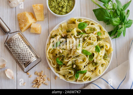 Große Portion Nudeln mit frischem Basilikum Pesto und Pinienkernen Stockfoto