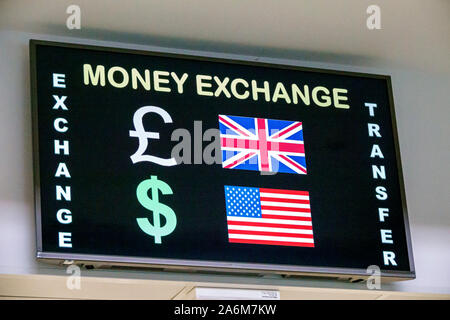 Valencia Spanien, Estacio del Nord, Bahnhof Renfe, Inneneinrichtung, Geldwechsel cambio, Dollar Sterling Pfund Symbol, britisch-amerikanische Flagge, E Stockfoto