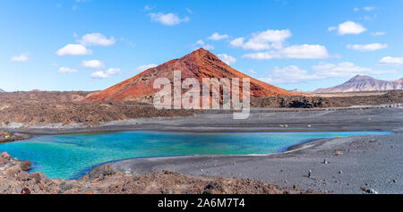 Landschaft mit roten Vulkan in der Nähe von Los Hervideros Höhlen in Lanzarote, Kanarische Inseln, Spanien Stockfoto