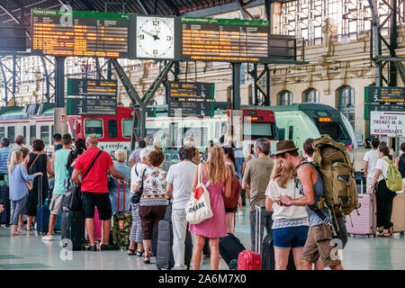 Valencia Spanien, Estacio del Nord, Bahnhof Renfe, Bahnsteig, digitale Abflugtafel, Uhr, Innenraum, Fahrgäste, Pendler, Gepäck Stockfoto