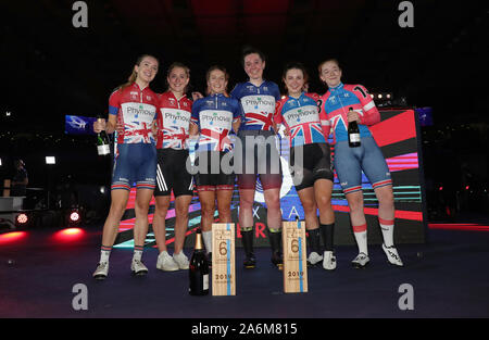 Sieger in Großbritannien Katie Archibald und Neah Evans für ein Foto auf dem Podium auf dem zweiten Platz Großbritanniens Elinor Barker und Laura Kenny und dritten Platz Großbritanniens Emily Nelson und Manon Lloyd am Tag sechs Der phynova 6 Tage Radfahren an Lee Valley VeloPark, London dar. Stockfoto