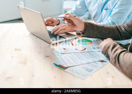 Zwei moderne Business Analysten Diskutieren von Ideen für die Präsentation auf dem Laptop Display Stockfoto